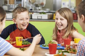 Kinder in der Schulmensa